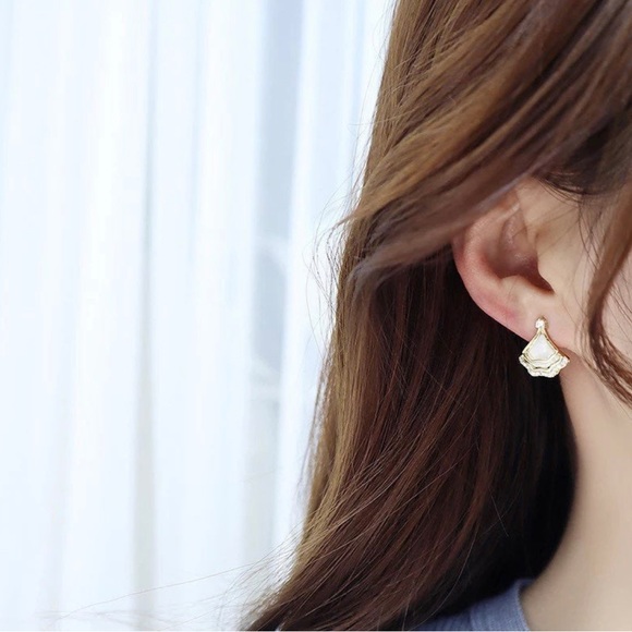 Simple Geometric Tiny Shell Earring - Picture 3 of 3